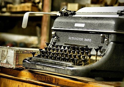 आजी-आजोबांच्या वस्तू - ४ (टाईपरायटर)